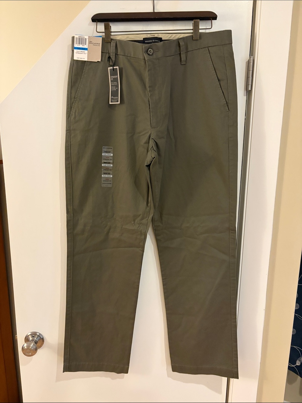 Olive green Dockers men’s khakis. Flat front, straight fit.
